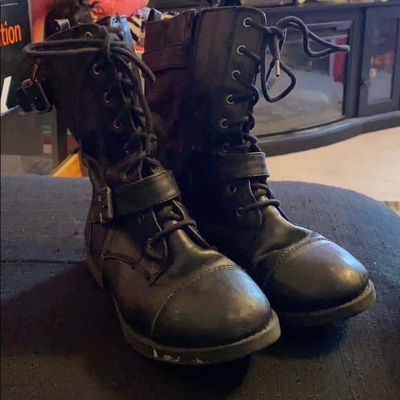 Black lace up boots - Picture 1 of 5